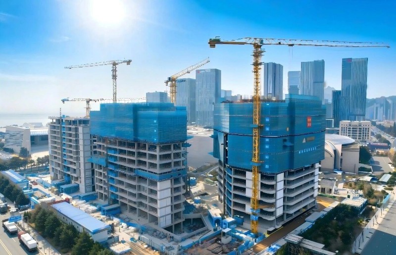 Qingdao فارچون فنانس انوويشن سينٽر جي ڪامياب بنيادي ڍانچي جي ٽاپنگ-آئوٽ جو شاندار جشن ملهايو